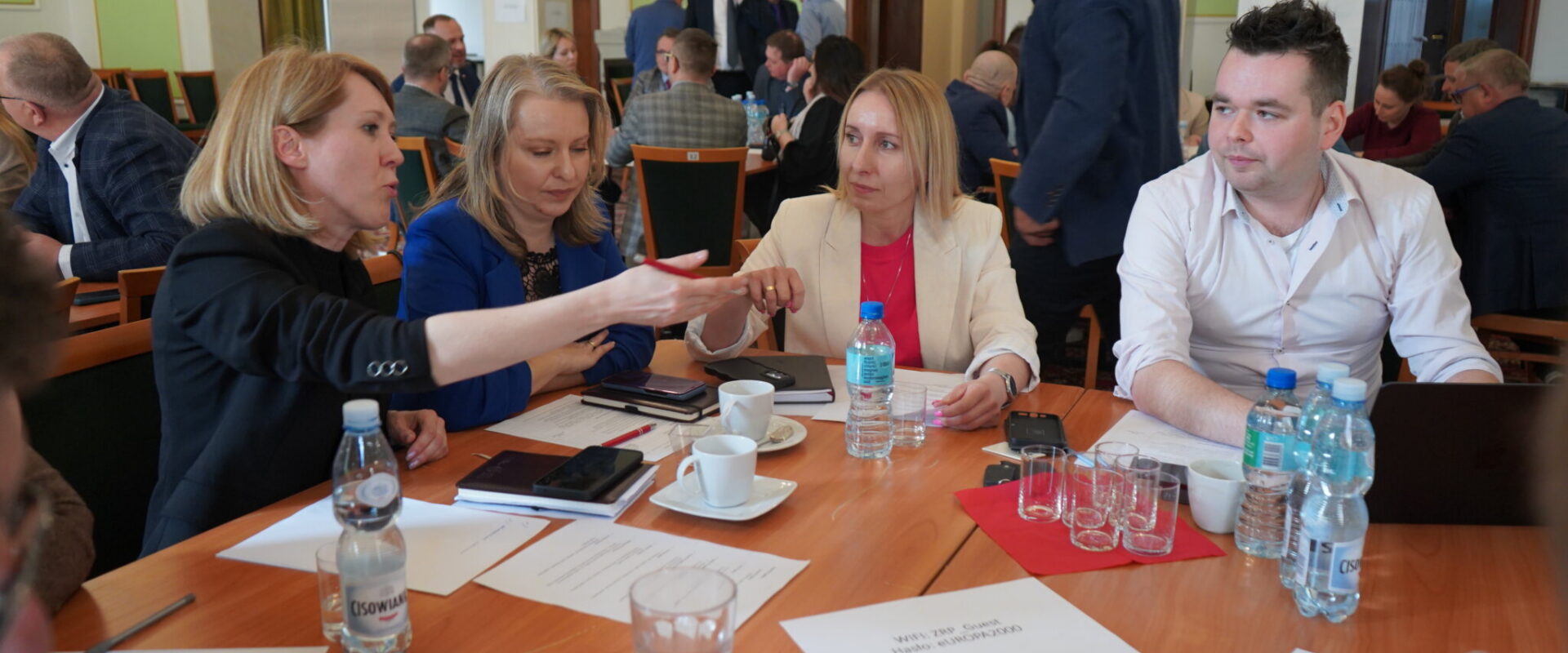 Uczestnicy warsztatów kreatywnych młodych rzemieślników — praca zespołowa przy stole