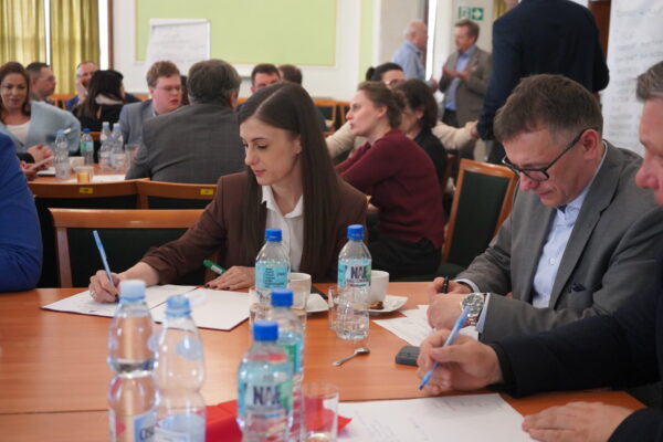 Młodzi rzemieślnicy opracowują karty projektowe podczas warsztatów w ZRP