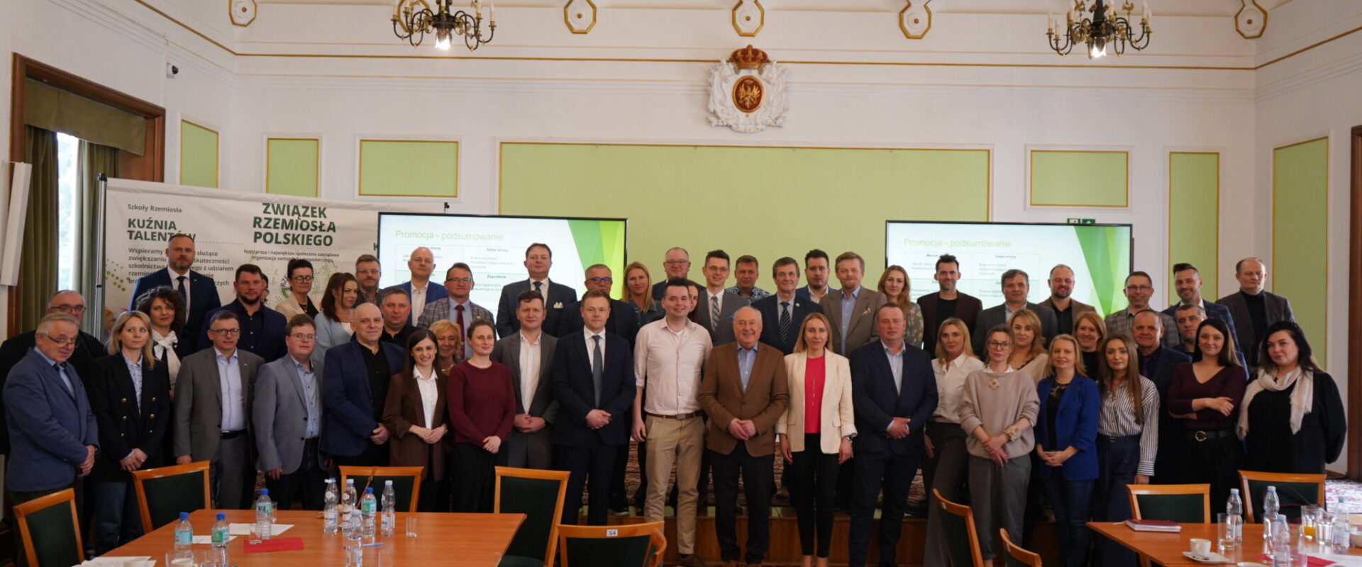 Zdjęcie grupowe uczestników warsztatów kreatywnych w siedzibie Związku Rzemiosła Polskiego