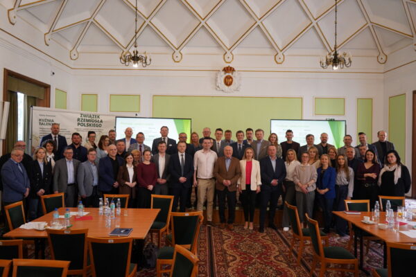 Zdjęcie grupowe uczestników warsztatów kreatywnych w siedzibie Związku Rzemiosła Polskiego
